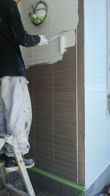 浜松市中区の住宅外壁塗装工事で上塗り作業に入りました