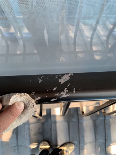 窓枠の汚れを取る作業