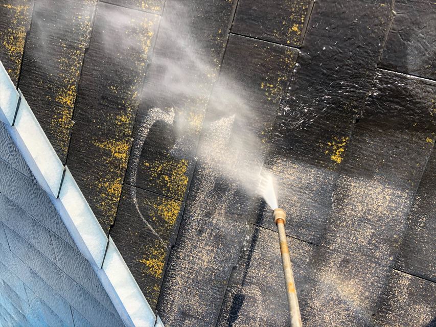 住宅のカラーベスト屋根を高圧洗浄中