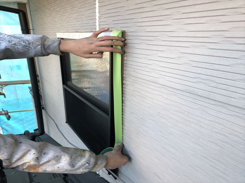 外壁塗装のための窓の養生作業
