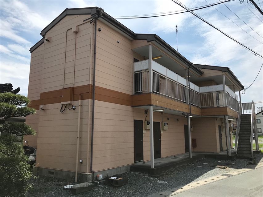 浜松市西区のアパートの外壁、屋根塗り替え工事が始まりました。